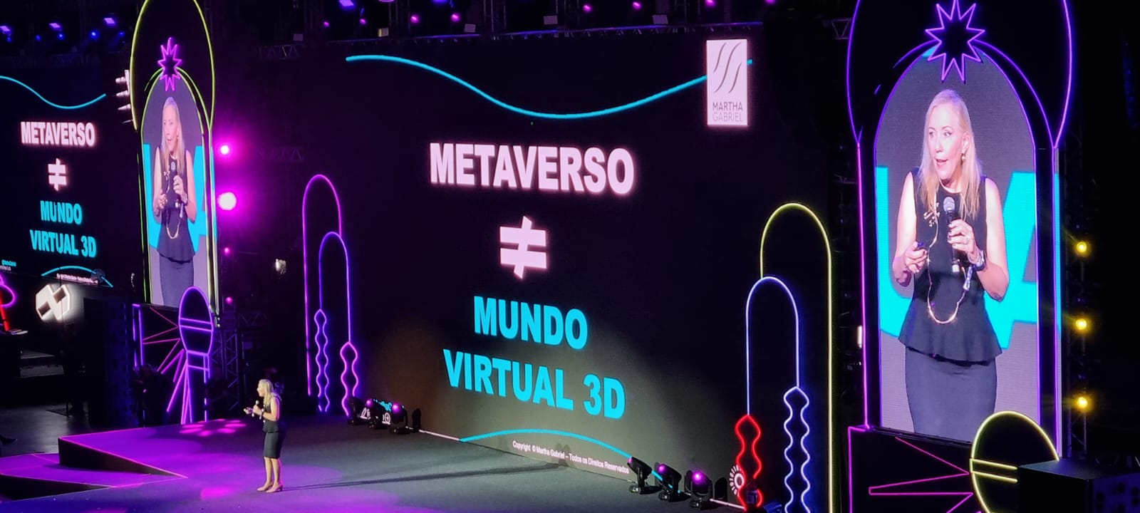 Experimentação virtual do metaverso no pano mulher usa a tecnologia do  metaverso experimente o vestido com reflexo do espelho na tela do  dispositivo virtual têxteis 3d moda e design gráfico inteligente em