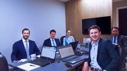 André Henning, José Francisco Buono e Isadora Rampazzo a esquerda e Vinícius Klemer e Lucas Sucena a direita. Foto: divulgação