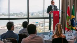 Discurso de Delton Batista durante evento presencial em Florianópolis