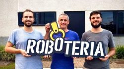Caio Arantes, Roberto Homem de Mello e Guilherme Menegaço. Foto: divulgação.