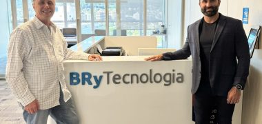 A foto mostra o fundador da BRy Tecnologia, Carlos Roberto De Rolt (à esquerda), e o CEO do Grupo Certifica, Heitor Pires (à direita).