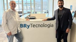 A foto mostra o fundador da BRy Tecnologia, Carlos Roberto De Rolt (à esquerda), e o CEO do Grupo Certifica, Heitor Pires (à direita).