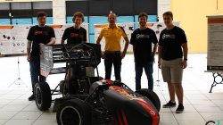 Ricardo Penteado é ex-aluno da Graduação em Engenharia Mecânica e hoje é chefe de operações de pista da Fórmula 1 da Renault. 
Na foto, prestigia o trabalho de alunos do Fórmula UFSC, equipe de fórmula SAE, competição estudantil que desafia os futuros engenheiros a projetar, construir e competir com um veículo.