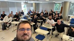 Diego Alexandre, um dos mentores do programa, com a turma do ano passado do Startup SC.