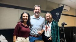 Na foto: Carla Brandão - Diretora de Novos Negócios da Texplay, Matheus Fagundes - CEO da Audaces e Presidente do SCMC, e Karin Hellen Froehlich - Gestora de Marketing da Texplay.
