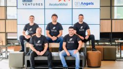 Leonardo Pavanello, Romulo Pehls, Diego Schlindwein (acima), Lucas Toniazzo e Rômulo Oliveira (à frente), sócios da Sirros IoT. Foto: AlexBattistel.