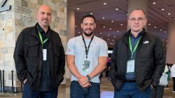 Paulo Pina, CTO da Multiagents, entre os diretores Arnaldo Zimmermann e Paulo Uriarte, da Conscience. Foto: divulgação