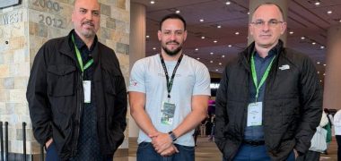 Paulo Pina, CTO da Multiagents, entre os diretores Arnaldo Zimmermann e Paulo Uriarte, da Conscience. Foto: divulgação