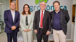 Foto: Roberto Cordero (Vice-Presidente da Cotecna na América Latina), Patrícia Teló (Sócia do Laboratório Agronômica), Valmir Duarte (Sócio do Laboratório Agronômica) e Alexandre Fontoura (Diretor da Cotecna no Brasil). Crédito: divulgação