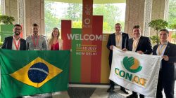 Na foto, representando os jovens empreendedores catarinenses, a ex-presidente do Conselho Estadual dos Jovens Empreendedores (CEJESC), Pamella Schons, participou do evento que aconteceu em 2023 na Índia.