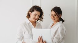 Regielle Rabello e Bruna de Borba, sócias da agência de publicidade Atena Mídia.