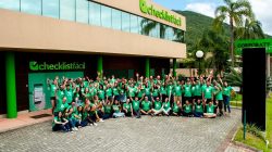Foto da equipe da empresa tirara antes da pandemia.